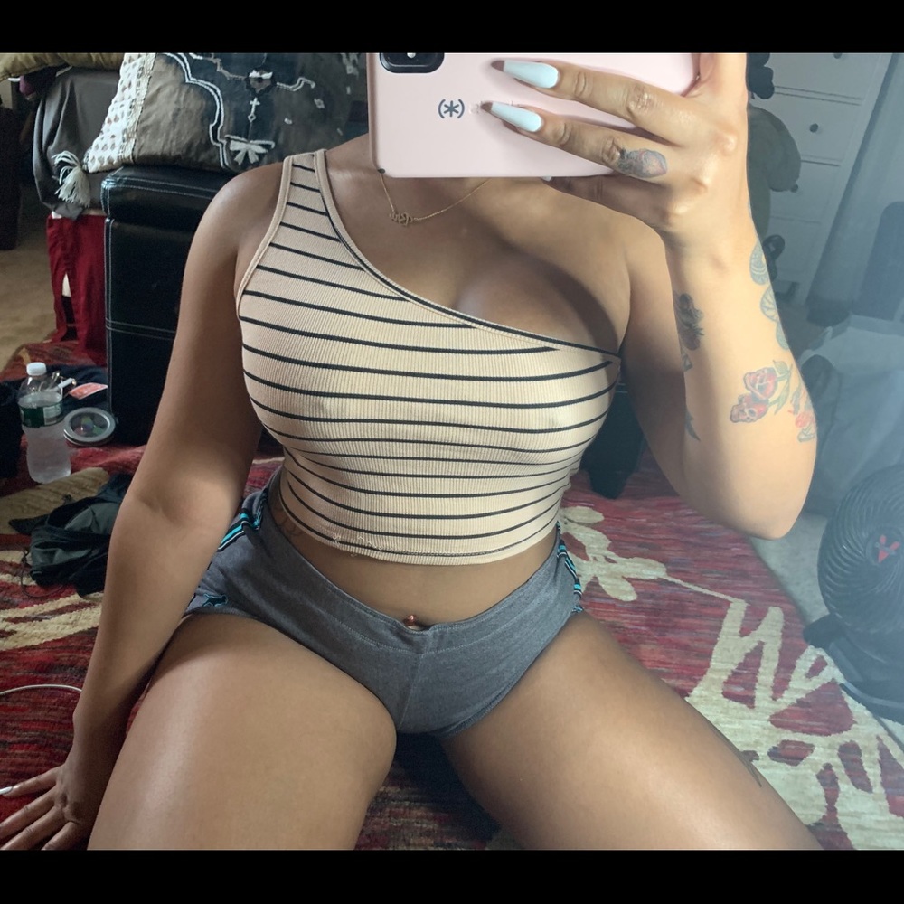 One shoulder crop top